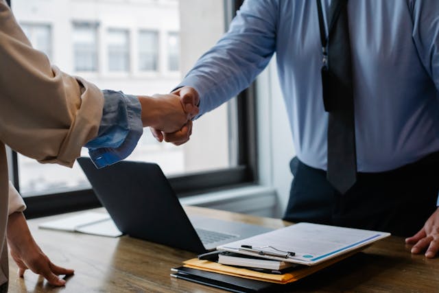 Handschlag für Geschäftspartnern